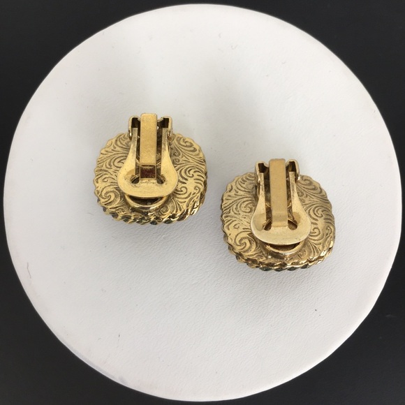 Vintage Plum Purple Glass Cabochon Clip Earrings Gold Estate Costume Jewelry - Picture 5 of 7